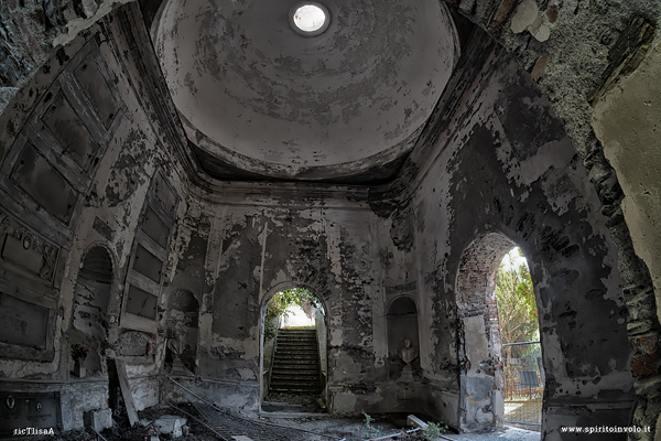 Il famedio nel cimitero della castagna