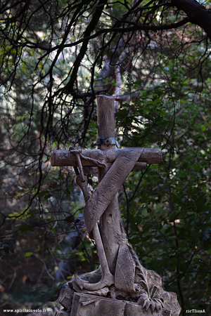 Crocefisso di marmo nel cimitero della castagna