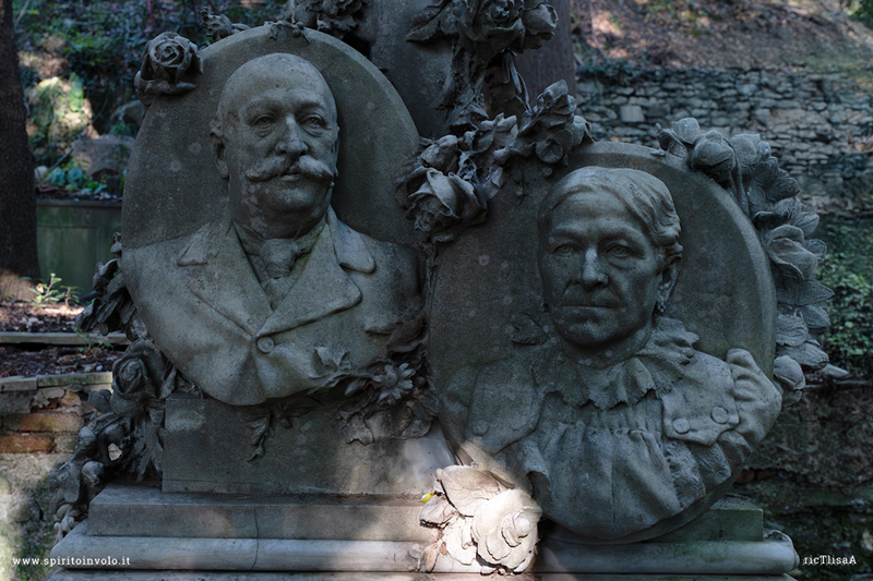 Due busti di marmo tombali tombe nel cimitero della castagna