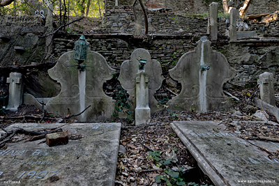 Tombe abbandonate nel cimitero della castagna
