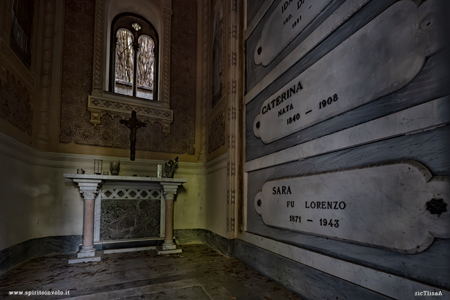 Piccola cappella con altare nel cimitero della castagna