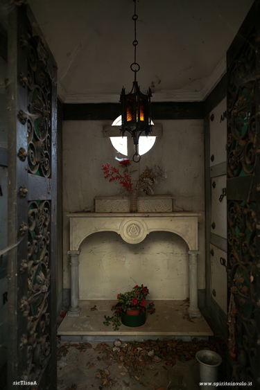 Altare con fiori appassiti nel cimitero della castagna