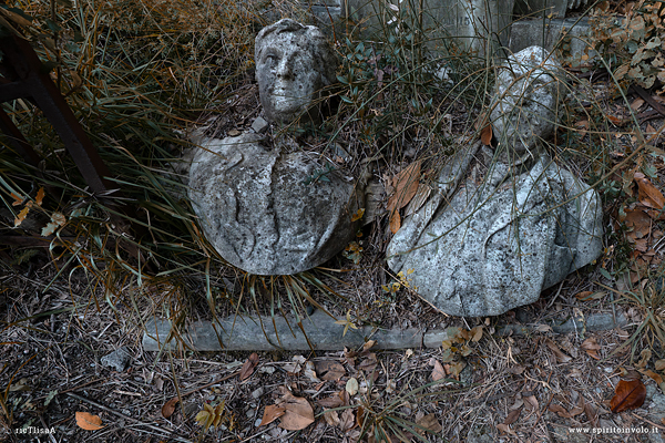 Due vecchi busti abbandonati per terra nel cimitero della castagna