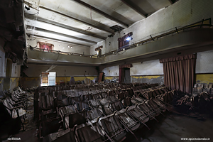 La platea del Cinema Ideal abbandonato