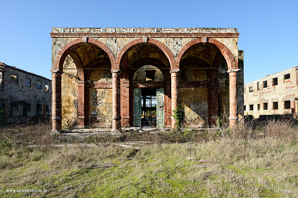 Ingresso con colonne della colonia di Calambrone