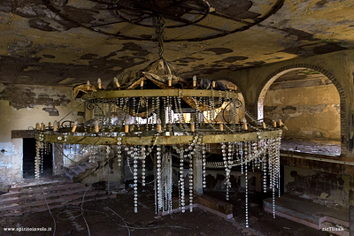 Foto di Pista da ballo con Lampadario nella Discoteca Sottosopra a Livorno