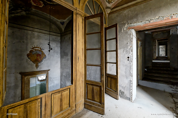 Porta di legno nella discoteca Mayerling
