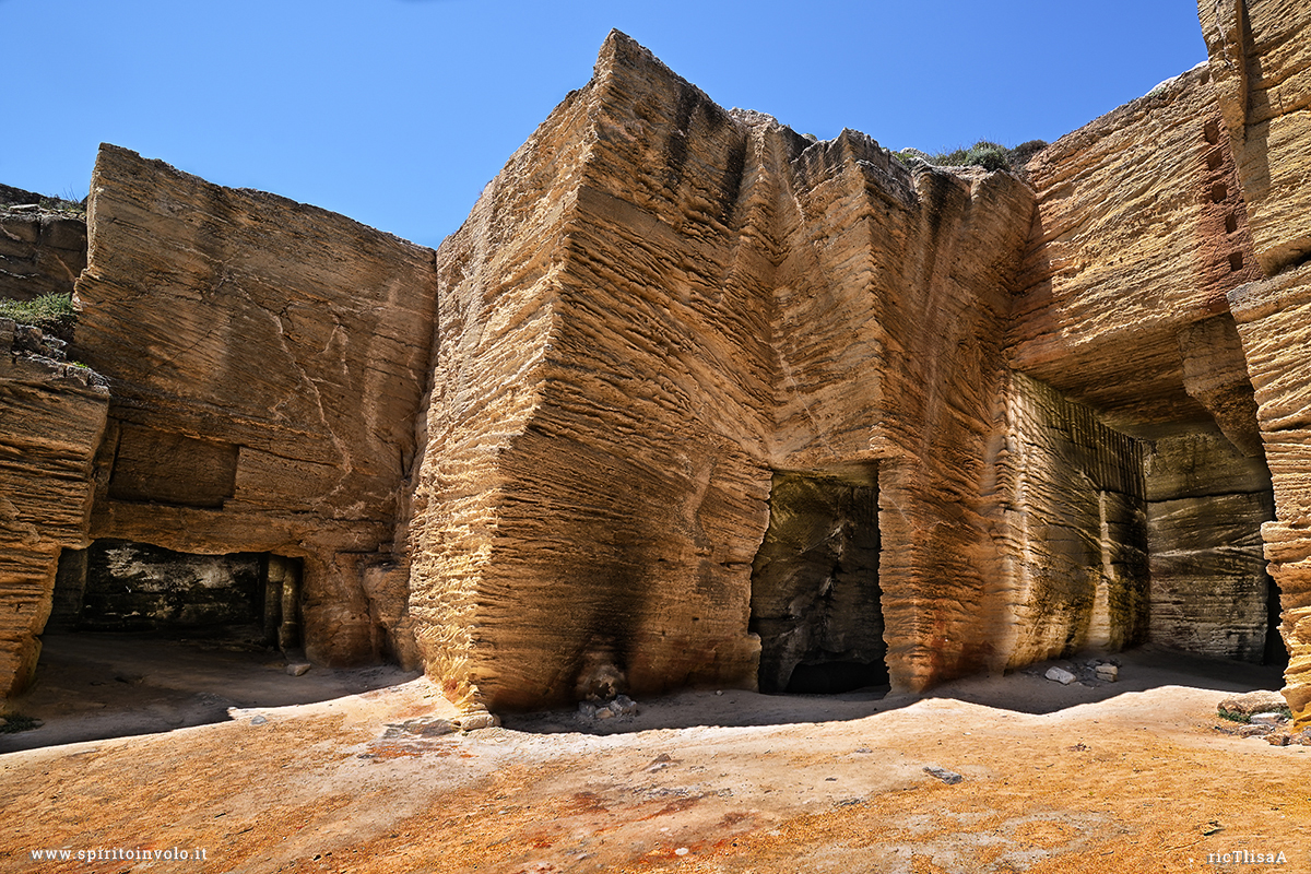Fotografia dell'ingresso delle cave di tufo abbandonate di Favignana 