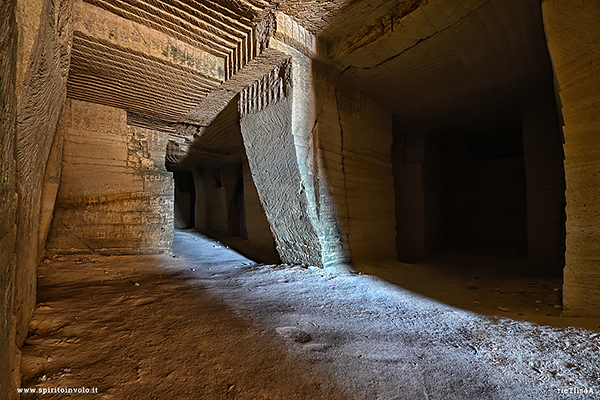 Pareti intagliate nelle cave di tufo abbandonate di Favignana 