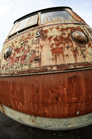 Carrozza abbandonata numero 3 della funicolare Sant'Anna di Genova