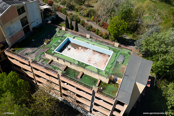 La piscina panoramica vista dal drone nel Grand Hotel abbandonato
