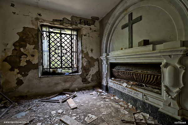 La tomba di Amedeo Crespi nel Mausoleo Crespi in Liguria