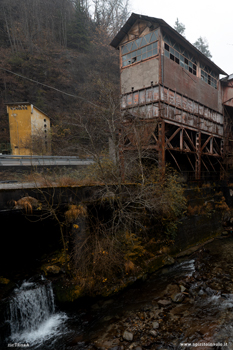 Capannone elevato sul fiume nella Miniera Torgola