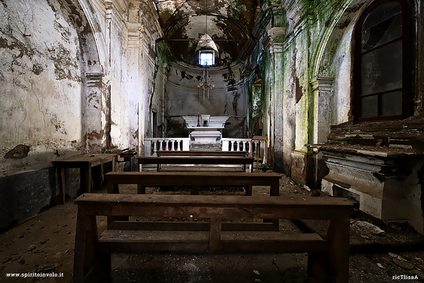 Altare nella chiesa del santo con gli stivali a Conciliara