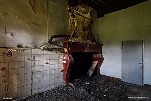 Sala con caminetto nel del Palazzaccio di Toiano