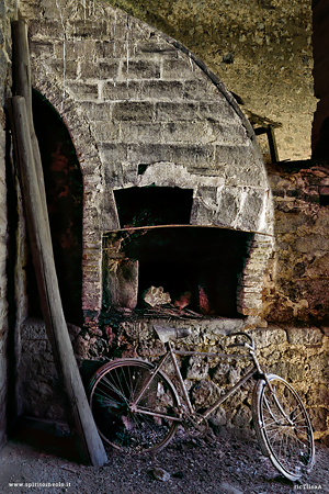 Bicicletta nel Palazzaccio di Toiano