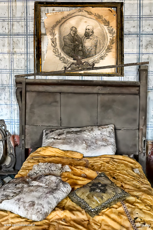 Letto con litografia di Mazzini e Garibaldi
