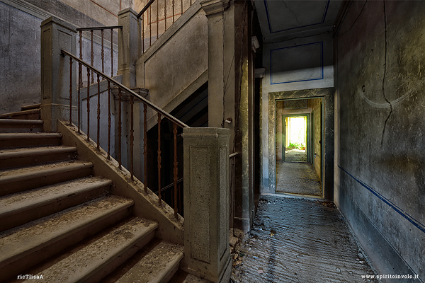 Foto di un salone del Palazzo della contessa in Toscana