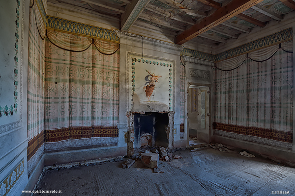 Foto di un salone del Palazzo della contessa in Toscana