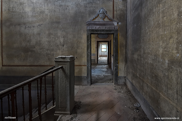 Foto di un salone del Palazzo della contessa in Toscana