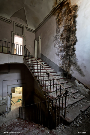 Scala nel palazzo abbandonato dello scultore