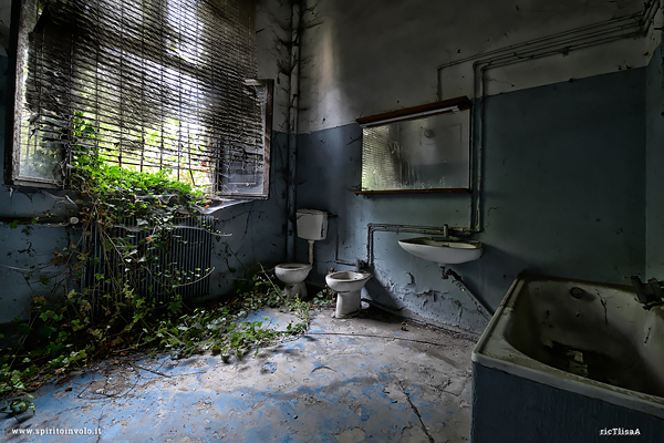 Bagno del palazzo abbandonato dello scultore