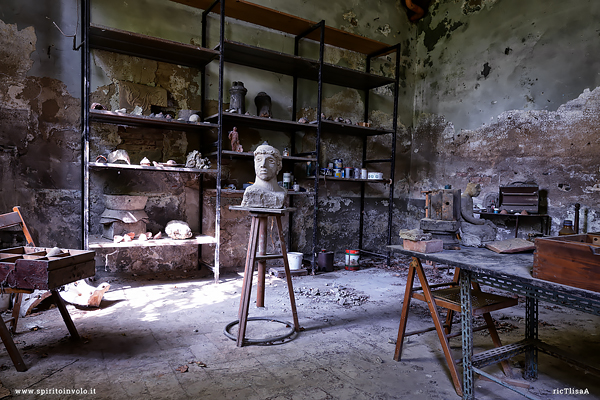 Busto nel palazzo abbandonato dello scultore