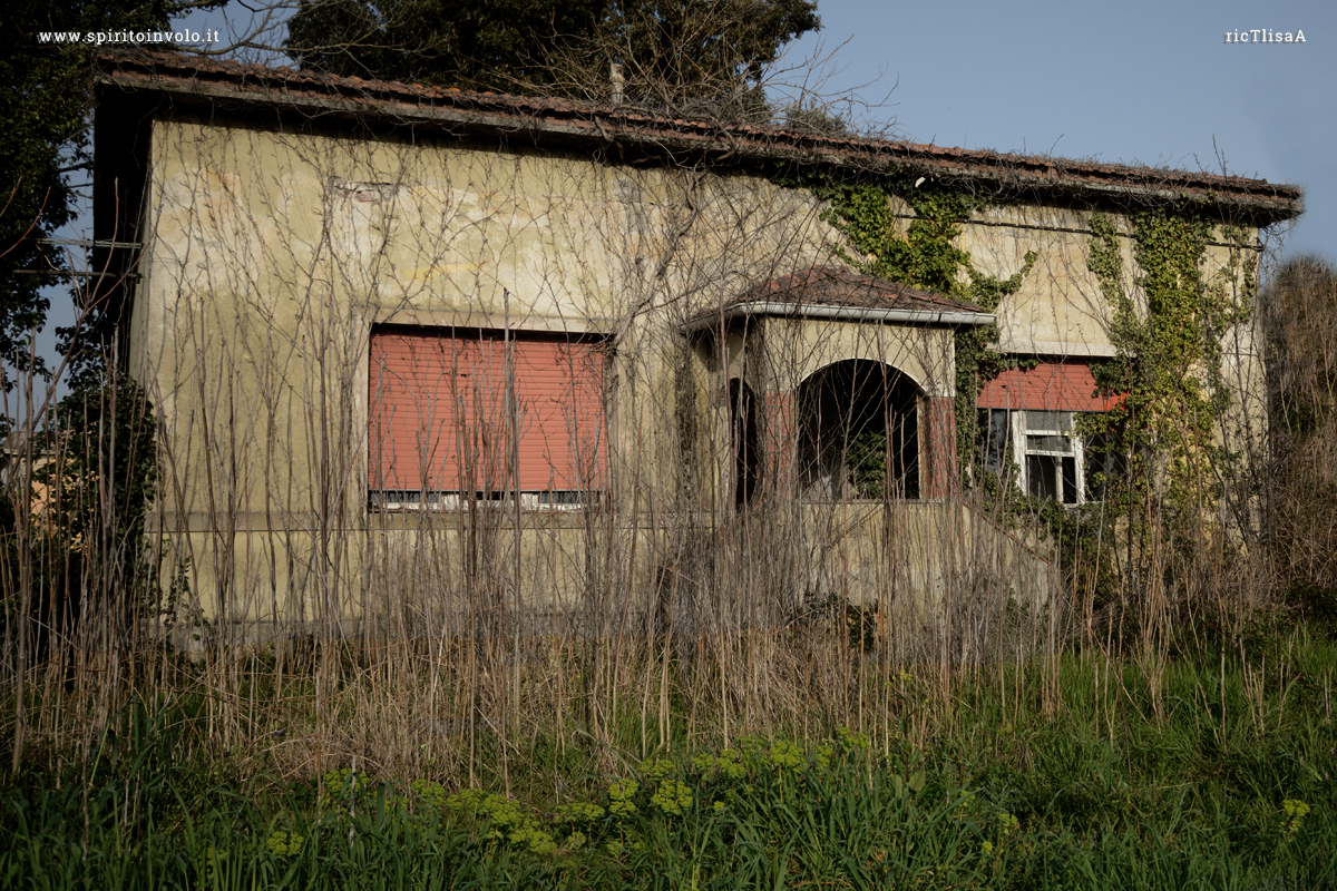 Fotografia della facciata di una piccola casa abbandonata