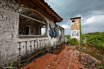Facciata della pizzeria abbandonata sul mare