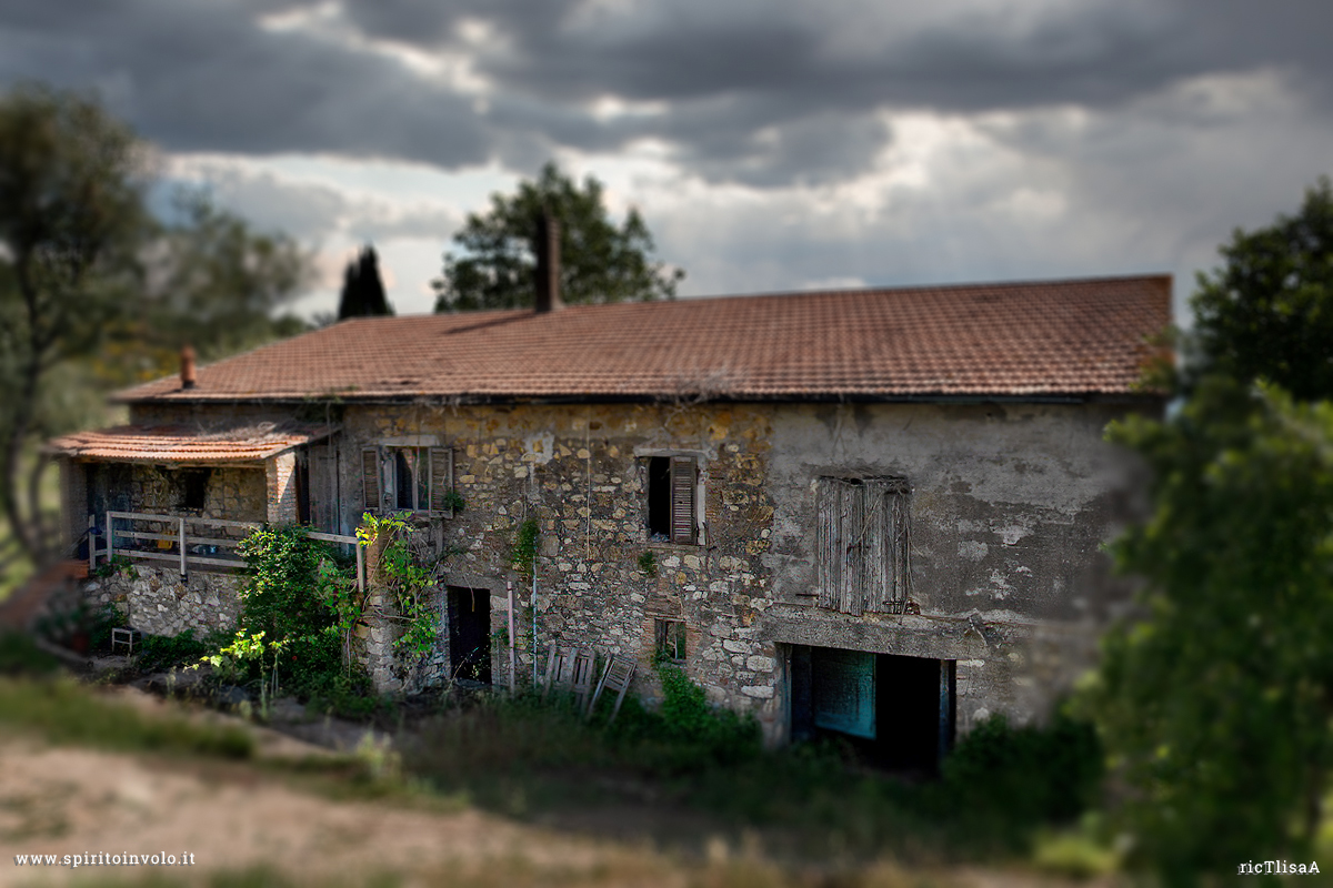 Foto dal drone di un podere abbandonato in Toscana