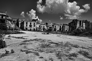 Foto di Poggioreale antica e la piazza terremotata