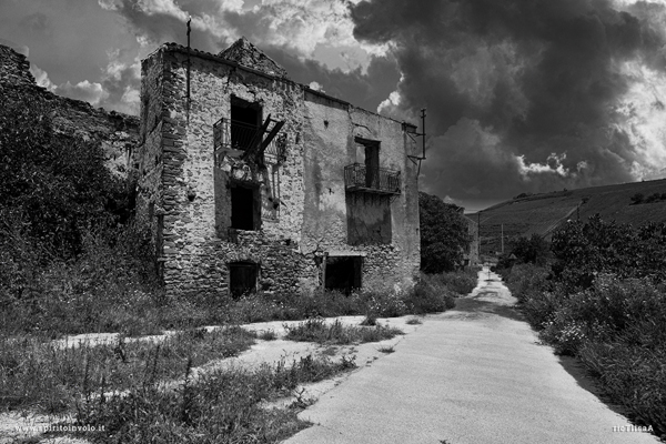 Foto di un edificio crollato a Poggioreale antica