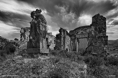 Foto di monumento crollato a Poggioreale antica