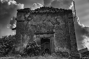 Foto di chiesa crollata a Poggioreale antica