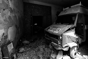 Foto di ambulanza distrutta a Poggioreale antica