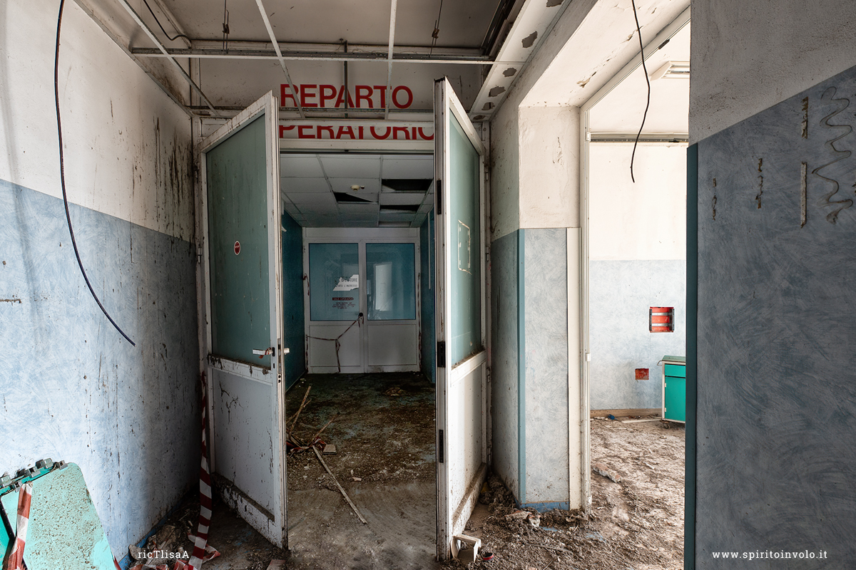 Fotografia di ingresso di Sala Operatoria in ospedale abbandonato