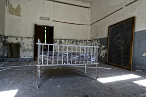 Lettino nella scuola abbandonata