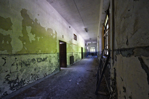 Corridoio nella scuola abbandonata