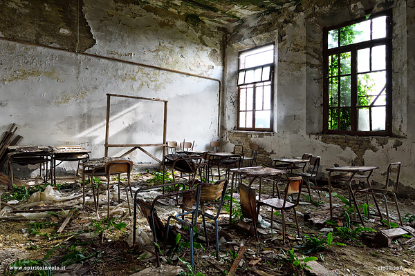 Aula di una scuola abbandonata