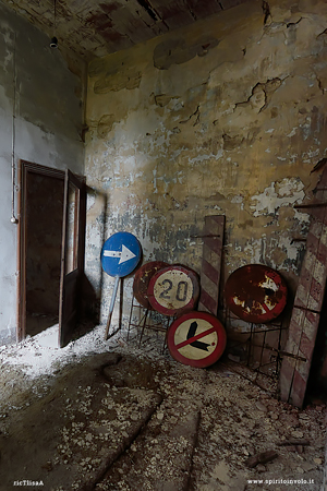 Foto interni di una scuola abbandonata