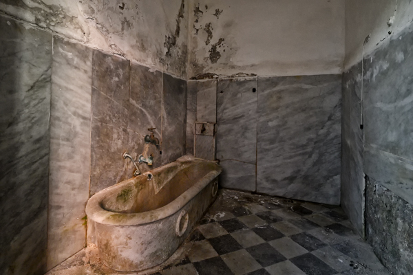 Vasca di marmo nelle Terme abbandonate