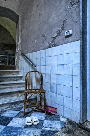 Sedia e pantofole nelle Terme abbandonate