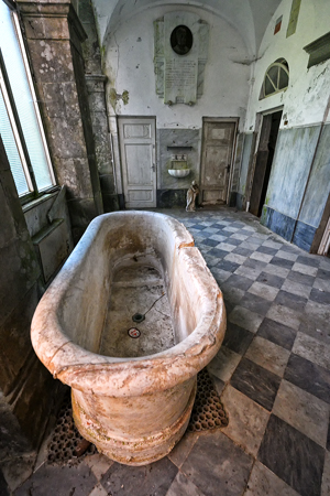 Bellissima antica vasca nelle Terme abbandonate
