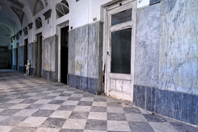 Vecchie porte nelle Terme abbandonate