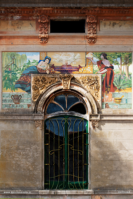 Porta affrescata Terme del Corallo