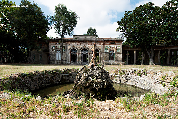 Giardino con fontana e statua Terme del Corallo