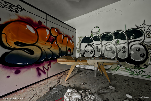 Letto per massaggi e graffit nelle Terme delle Galleraie