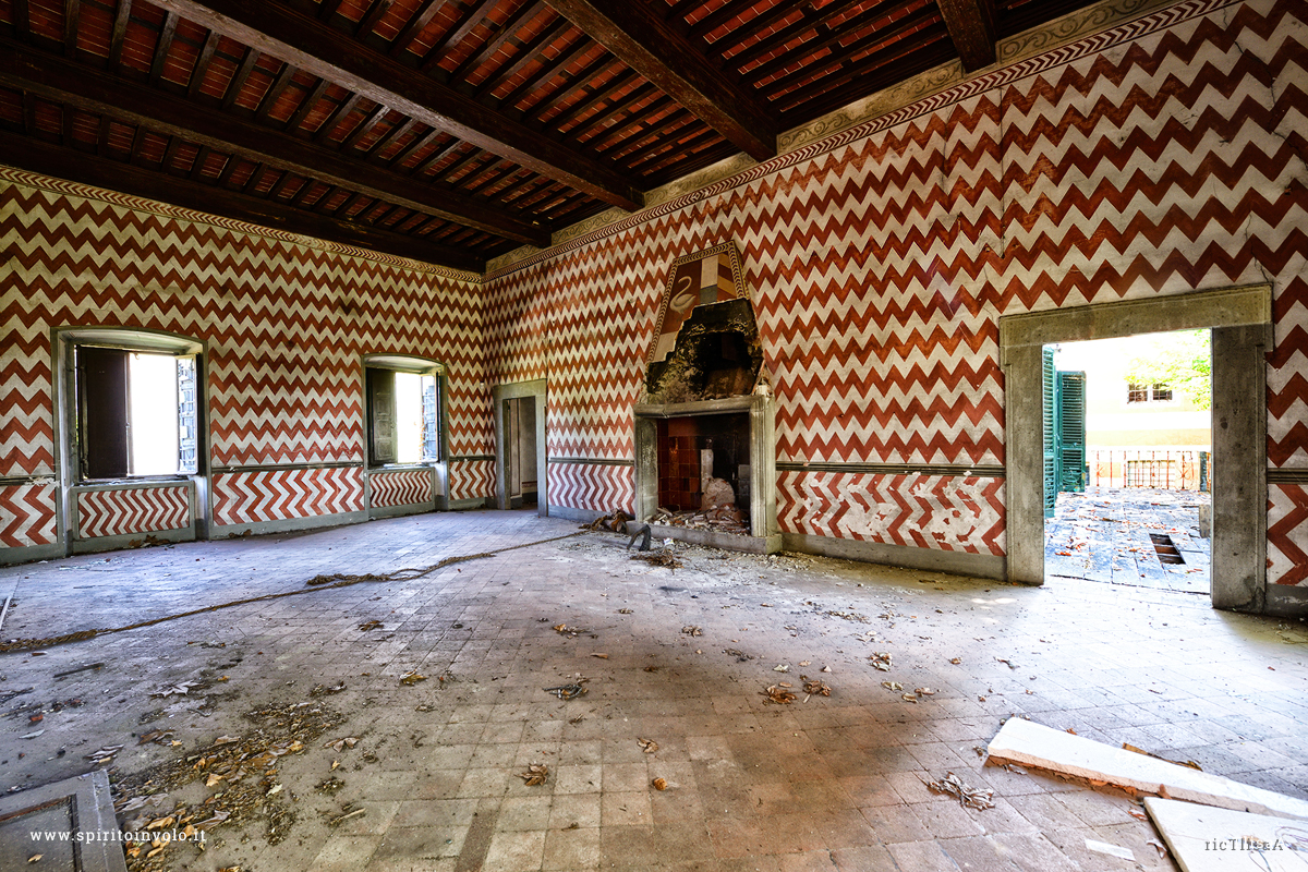 Foto di salone con caminetto dentro Villa Veneri