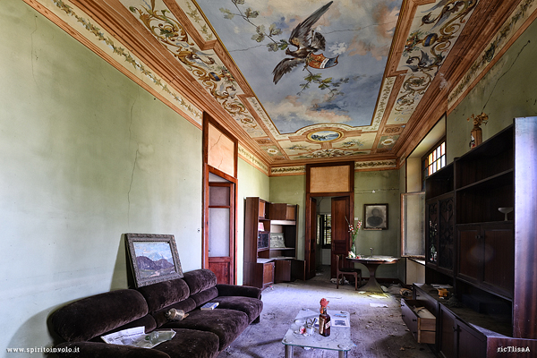 Il salone affrescato della villa dell'aquila