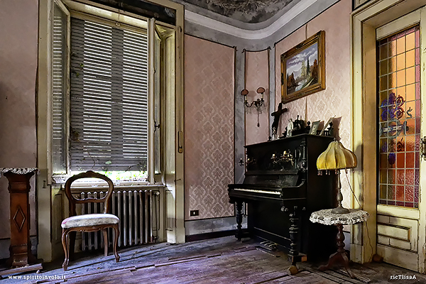 Pianoforte nel salone di Villa Arcobaleno